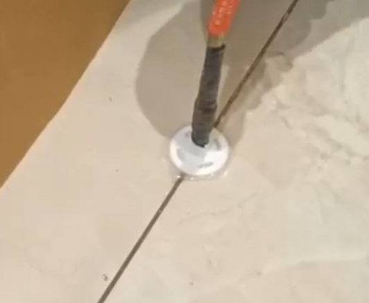 牙克石瓷砖空鼓维修公司专业解答瓷砖在铺贴过程中，如果没有涂抹均匀到位的粘结材料（如水泥砂浆或瓷砖胶），可能会导致以下问题